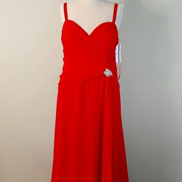 (22)  NWOT Faviana Red Formal Gown in Size 20W  S9252 - Picture 1 of 5